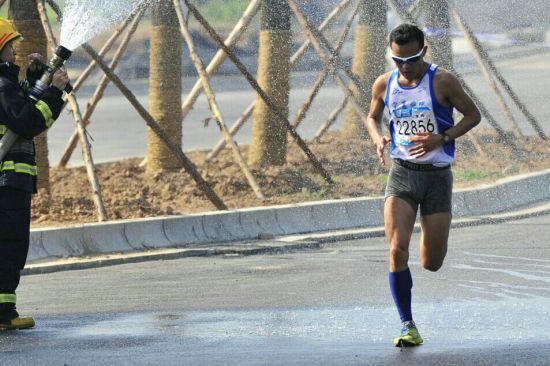 赛道上水枪来降温。