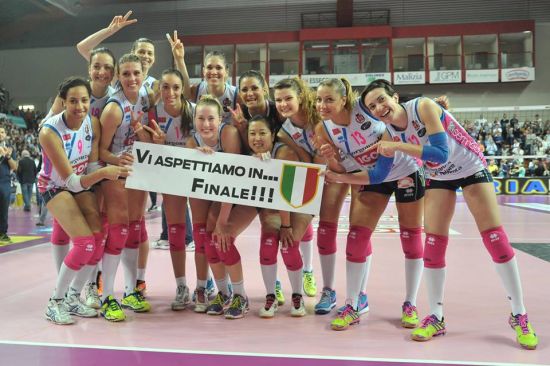 诺瓦拉女排庆祝进决赛