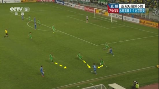 图19 三人准备合围