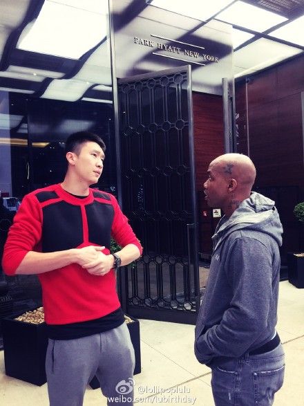 孙悦和马布里交谈