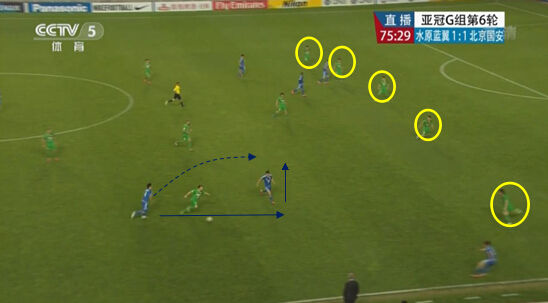 图17 肋部撞墙传切过掉巴塔拉，后防保持五后卫