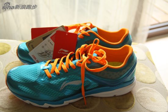 超轻12跑鞋整体展示。