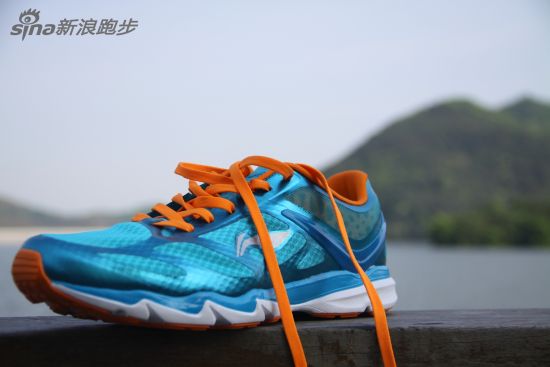 蓝黄两色搭配，时尚而炫酷。