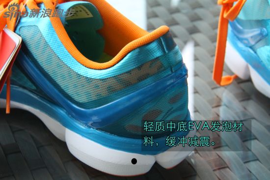 轻质中底EVA发泡材料，缓冲减震。