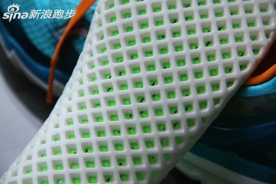 亚麻鞋垫，透气抑制脚气效果明显，且为创新材料草本鞋垫。（背面）