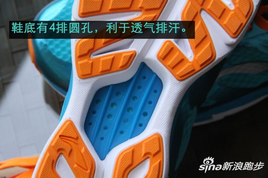 超轻12代中底足弓处采用轻量高强度的PA12(轻质刚性尼龙材料)作为支撑。