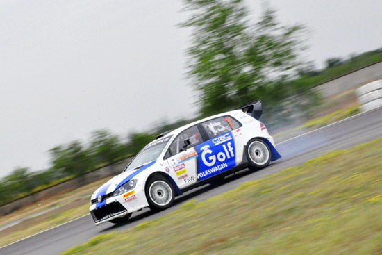 一汽大众高尔夫7代赛车在赛道上