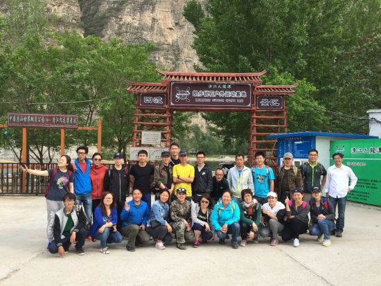 户外运动爱好者在拓展基地前合影