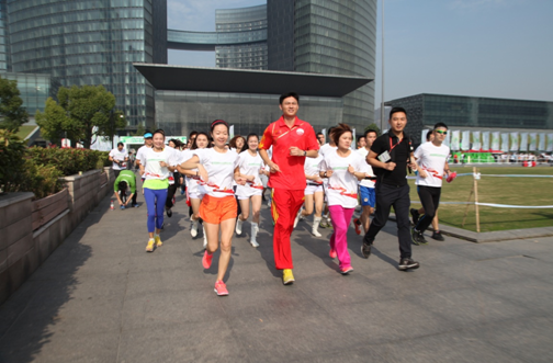 本次“欢乐5公里跑”将路线设在了风景秀美的钱塘江畔，由两位奥运冠军为参跑者们领跑。