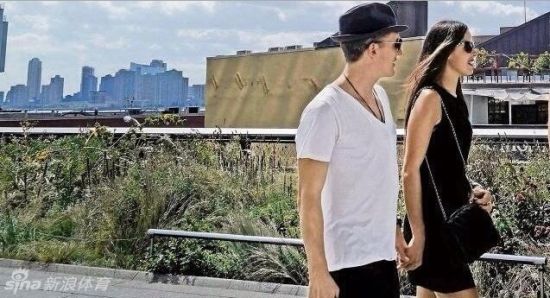 伊万诺维奇和施魏因施泰格牵手照