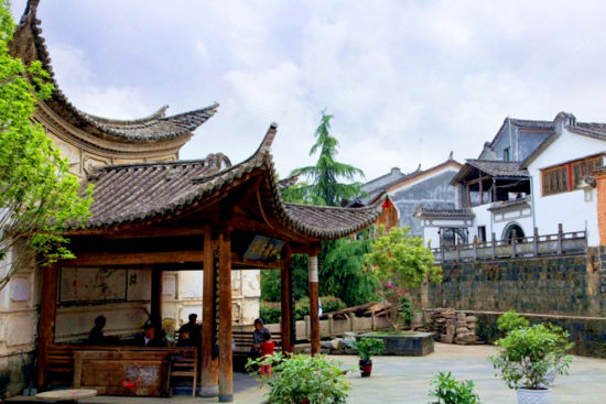 游览和顺古镇。