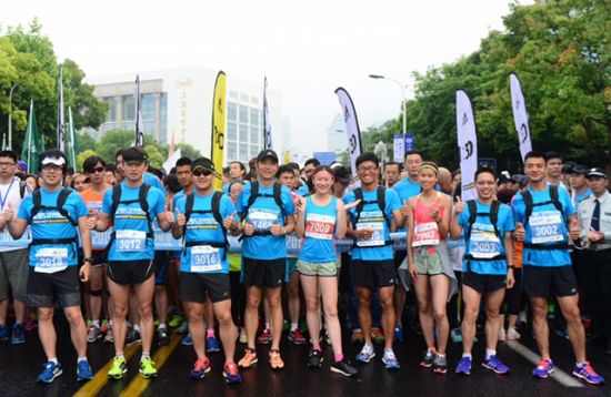 跑者身着全套阿迪达斯跑步装备挑战首届上海半马。