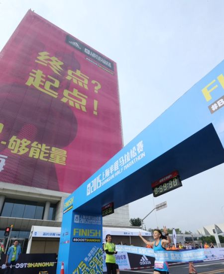 跑者身着阿迪达斯赞助服装冲线。