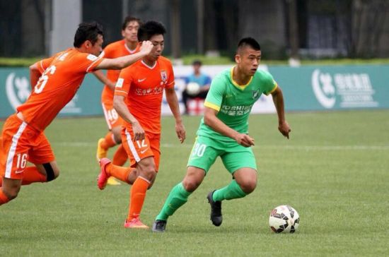 张玉宁在与鲁能的预备队比赛中