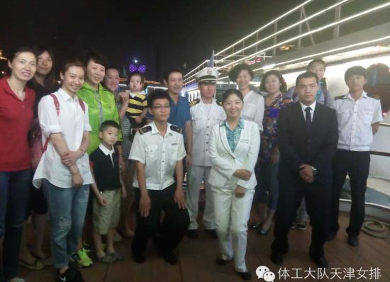 游完海河一起合影