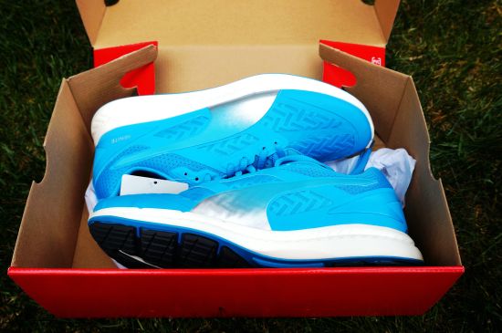 　　开箱照：白花花的中底，银白色的PUMA经典侧面革贴，夏威夷蓝主色调，PUMA设计师努力将夏日的气息融入PWRCOOL跑鞋外观中。