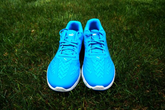 正面照：鞋面大面积的透气网布设计以及轻薄的鞋舌，彰显着这是一款为夏日而生的跑鞋。