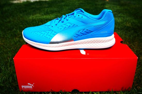 跑鞋侧面：宽厚的后跟中底说明PWRCOOL跑鞋适用于慢跑，致力于提供良好的缓震体验。