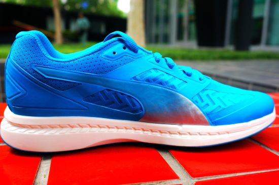 　　跑鞋侧面2：鞋口织物上密集的透气孔同样是为提升跑鞋透气性能，透气降温是夏季跑步装备不变的主题。