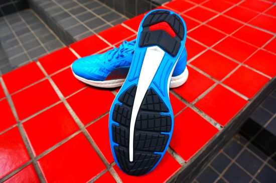 　　大底照：后掌上的红色模块如同一个按键，起到类似人体骨架的作用，在后跟着地的过程中，提供支撑和回弹。