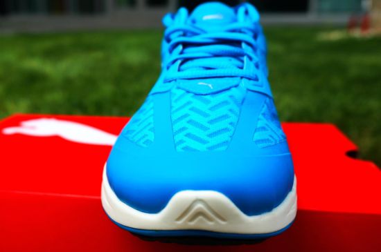 鞋头：革贴与透气网布的交替，包裹性与透气性的结合。