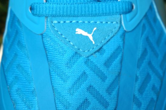 　　鞋面：大孔透气网布，加快跑鞋内外气体的流通，提高散热性能。鞋面的PUMA标示具有反光功能，增加夜跑安全性。