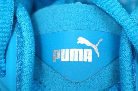 鞋舌：PWRCOOL跑鞋采用COMFORTEMP鞋舌内衬设计调节体温，鞋舌运用的科技是此款跑鞋的科技核心。