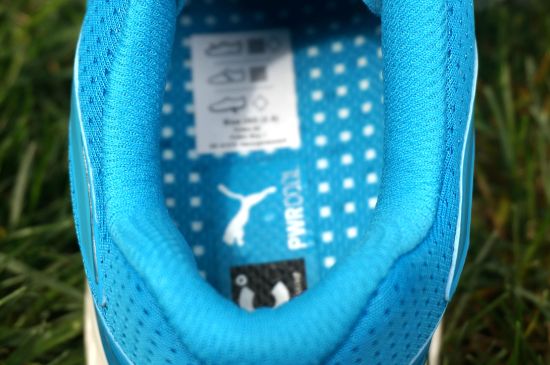 　　鞋内织物：鞋口柔软宽厚的织物，市面上有的跑鞋为减轻跑鞋重量及挺好透气性，大幅度减少织物的使用，但同时也带来舒适感的下降，鞋口于足部的摩擦加剧。