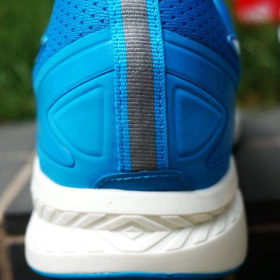 　后跟：反光条配合中底的方向导向标识，同样提升夜跑安全性，后跟合成革包裹提高支撑及稳定性。