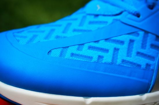 前足侧面：鞋头的合成革对脚趾头进行包裹，降低踢伤的可能性。