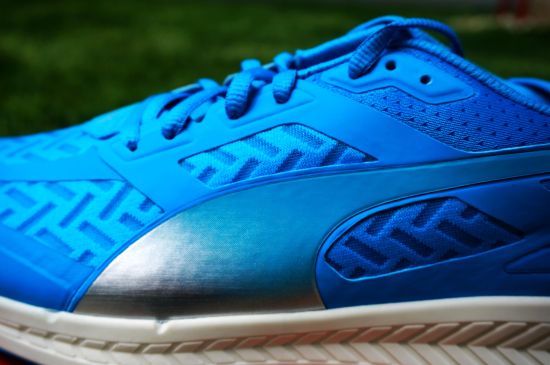 中足侧面：鞋带孔运用合成革于鞋底相连，提供跑鞋的包裹性。