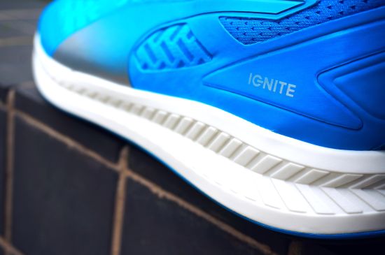 中底：由前向后逐渐加厚的中底。