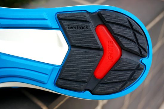 　　后掌2：IGNITE回弹泡沫为一种出色的缓震材质，分散吸收起脚后的冲击力还能提供足部最佳的回弹力。