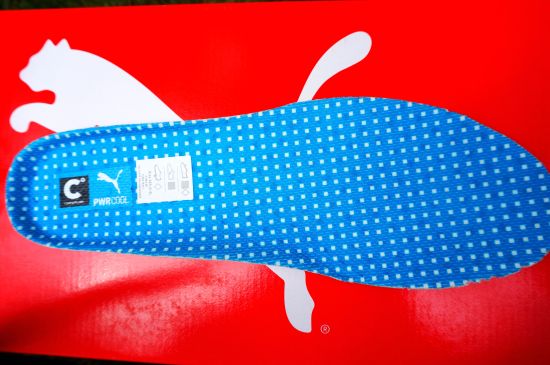 鞋垫：正面的白色斑点只是增加视觉效果，真正起到散热效果的要从鞋垫反面方才能见端倪。