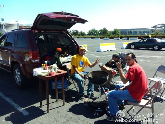 球迷赛前带来了烧烤炉子