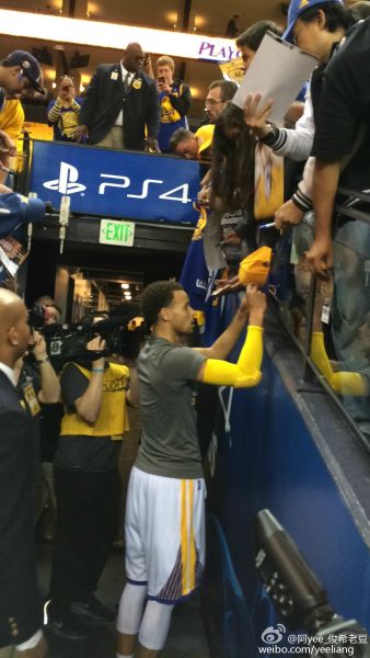 库里带着护臂给球迷签名