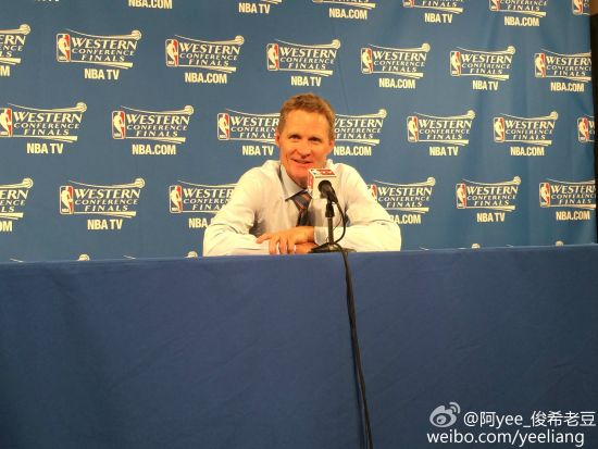 科尔赛后谈笑风生