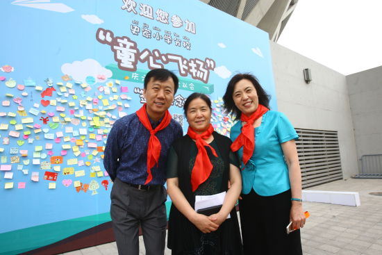 中国宋庆龄基金会副秘书长艾玲（中），中国网球公开赛体育推广有限公司董事总经理张军慧（左）和史家小学分校校长高满洪