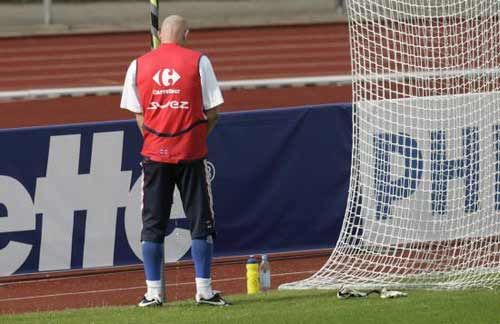 法国光头门将巴特兹也是球场小便事件的名人.