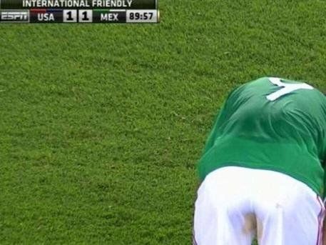 c罗小便弱爆!球场尿尿奇葩 还有人拉了(图)