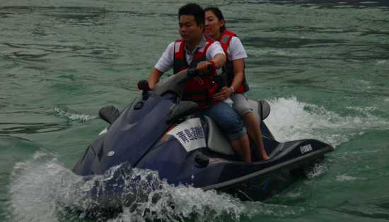 瞧这身手，有模有样，与专业选手相比虽不能比肩，但也够令人竖起大拇指了！