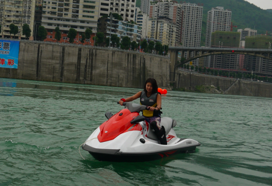 谁说摩托艇是男生的运动，巾帼不让须眉，表现不俗呀！