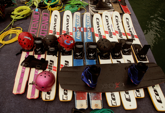 　　滑水就是人借助动力的牵引，在水面上“行走”的水上运动。滑水运动所需要的装备比较简单，但是对于自身技术要求较高。