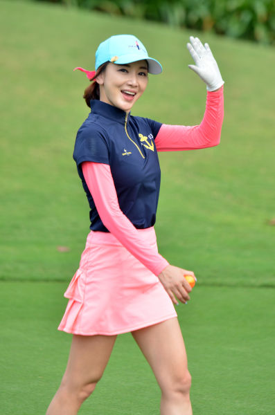 韩国女演员、歌手向观众热情招手