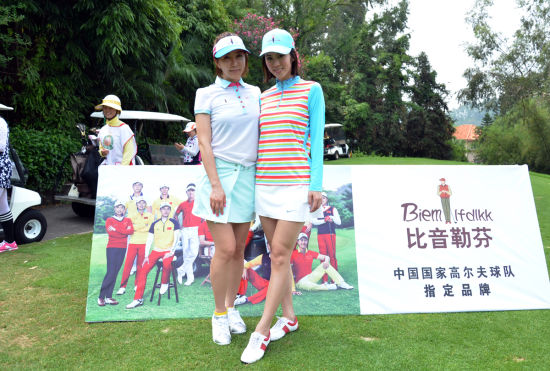 韩国演员闵英媛和香港美女模特儿关婉珊穿着搭配非常优雅迷人