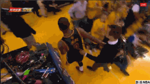 欧文被迫退场后狠摔球衣发泄郁闷