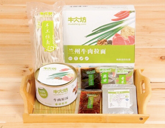 给所有完赛运动员提前派发的端午节礼物——粽子，还有5周年纪念勋章、钥匙扣、水壶……