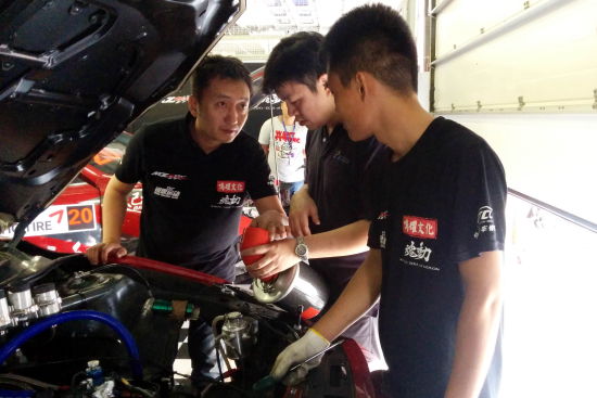 锐思车队老板许新监督赛车调校