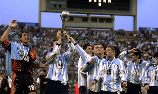 阿根廷捧起世青赛冠军奖杯