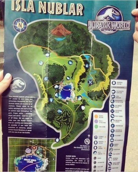 侏罗纪世界宣传手册中标示着“18洞球道”